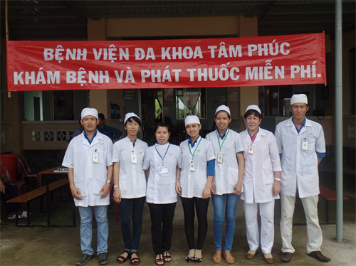 Chi đoàn bệnh viện Đa khoa Tâm phúc khám bệnh phát thuốc miễn phí cho người nghèo, đồng bào dân tộc thiểu số xã Phan Điền, huyện Bắc Bình.